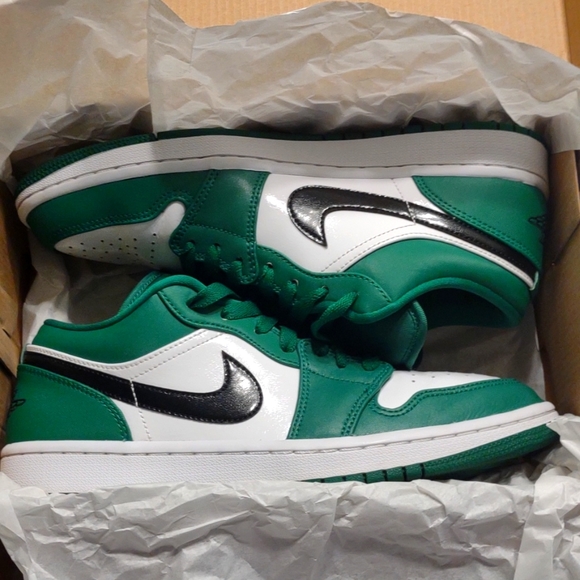 Jordan 1 Pine Green Lows - Picture 11 of 11